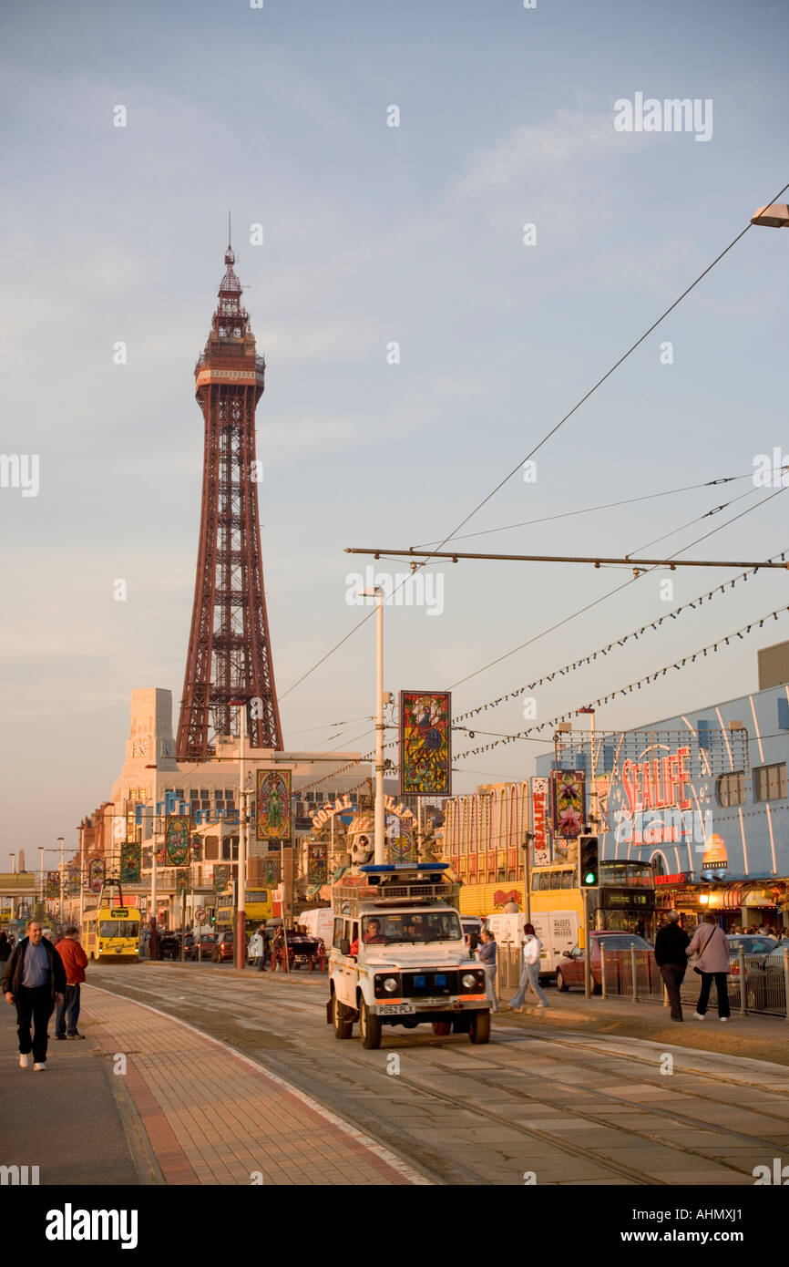 Beach Patrol veicolo che viaggia lungo i binari del tram lungo la Promenade di Blackpool,con torre in background, il Lancashire, Regno Unito, Foto Stock