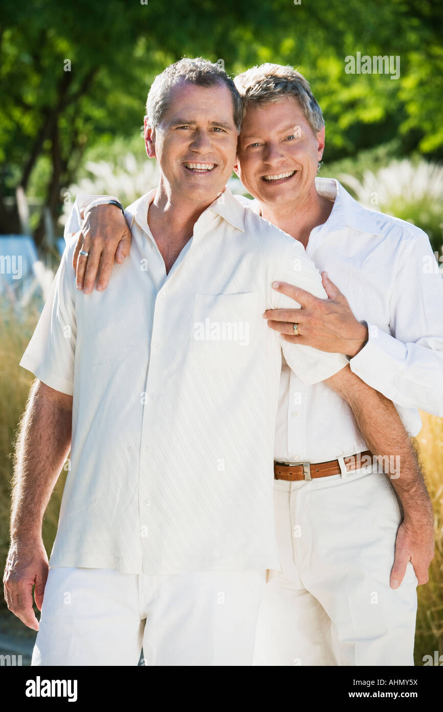 Coppia gay avvolgente Foto Stock