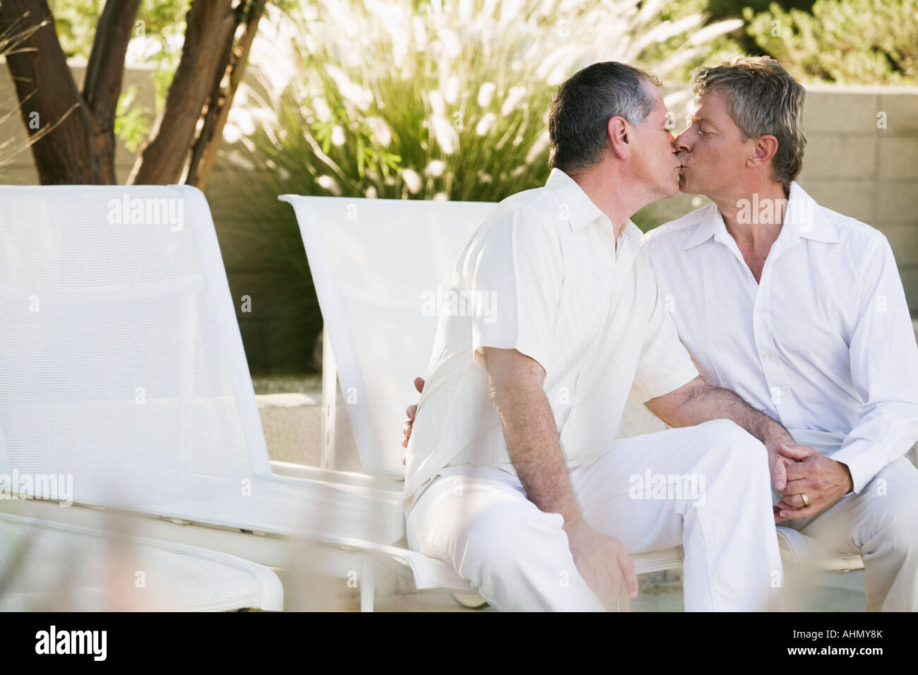 Coppia gay kissing Foto Stock