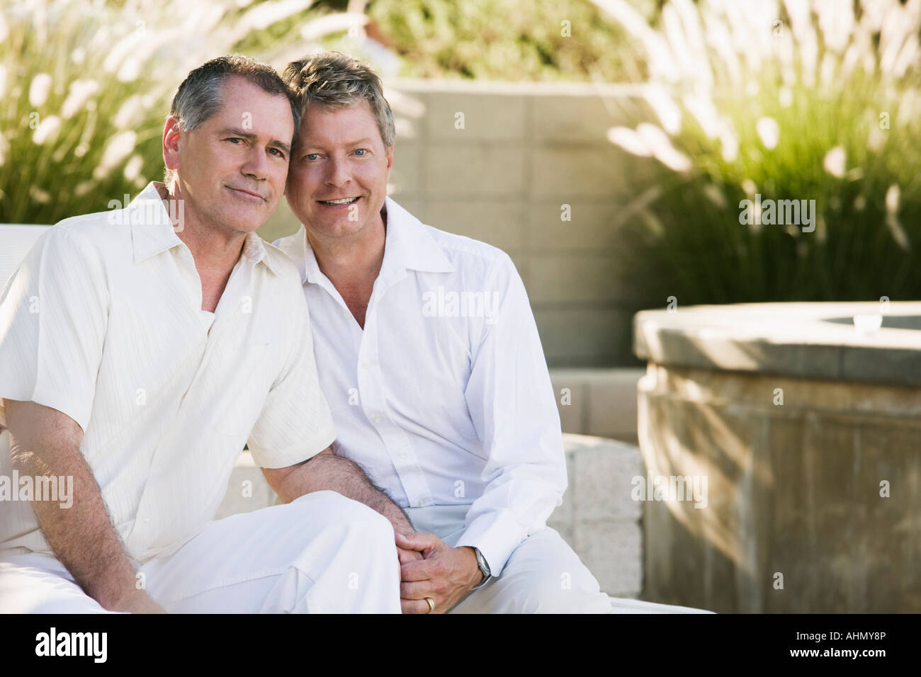 Coppia gay avvolgente Foto Stock
