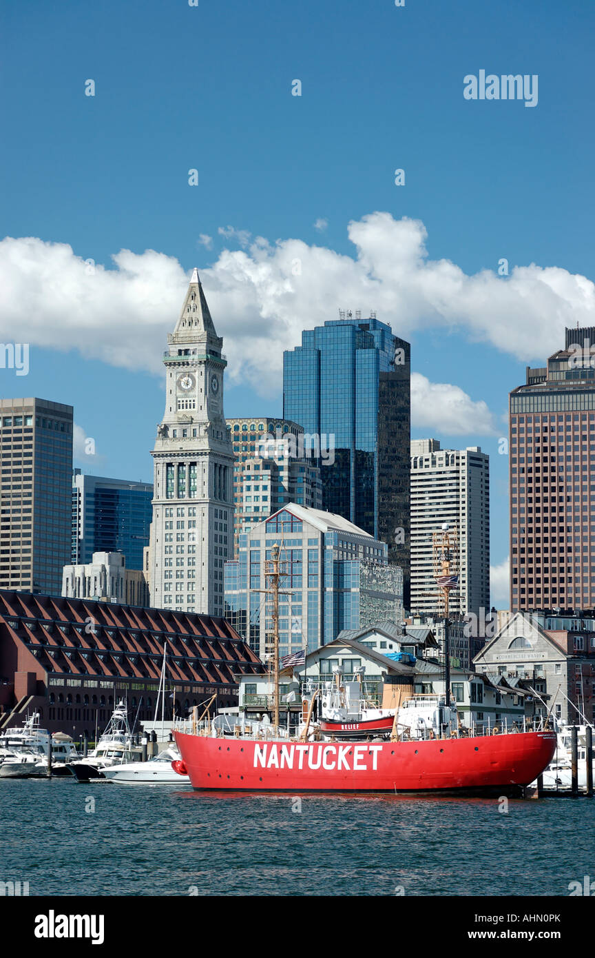 Skyline di Boston con lightship Nantucket dal porto Boston Massachusetts, STATI UNITI D'AMERICA Foto Stock