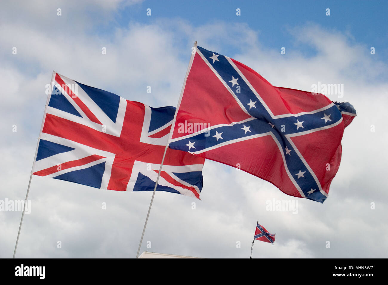 Unione britannica e bandiera americana bandiera Confederate volare insieme Foto Stock
