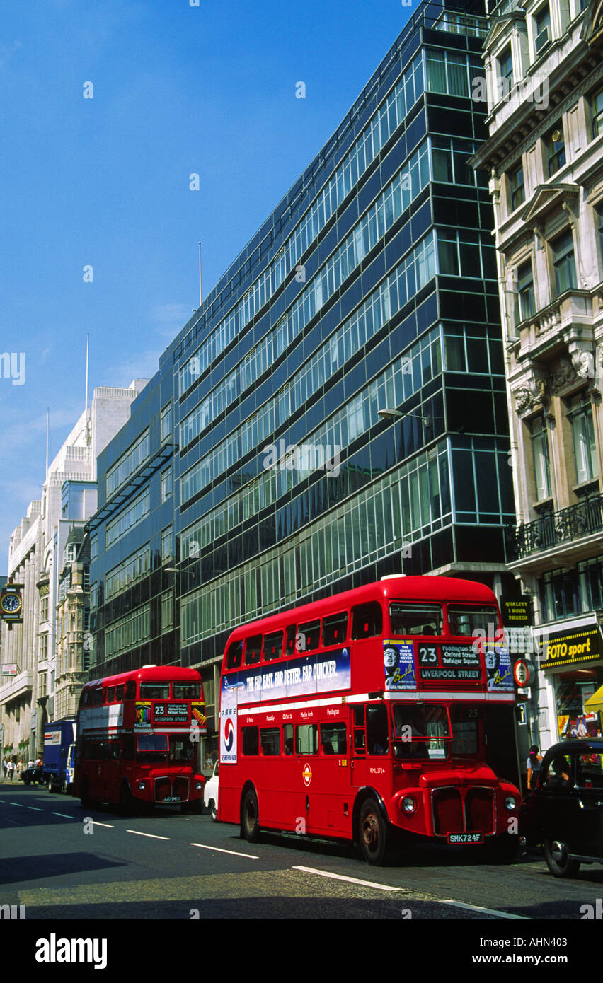 Rosso autobus Routemaster al di fuori del vecchio Daily Express edificio in Fleet Street London Inghilterra England Foto Stock