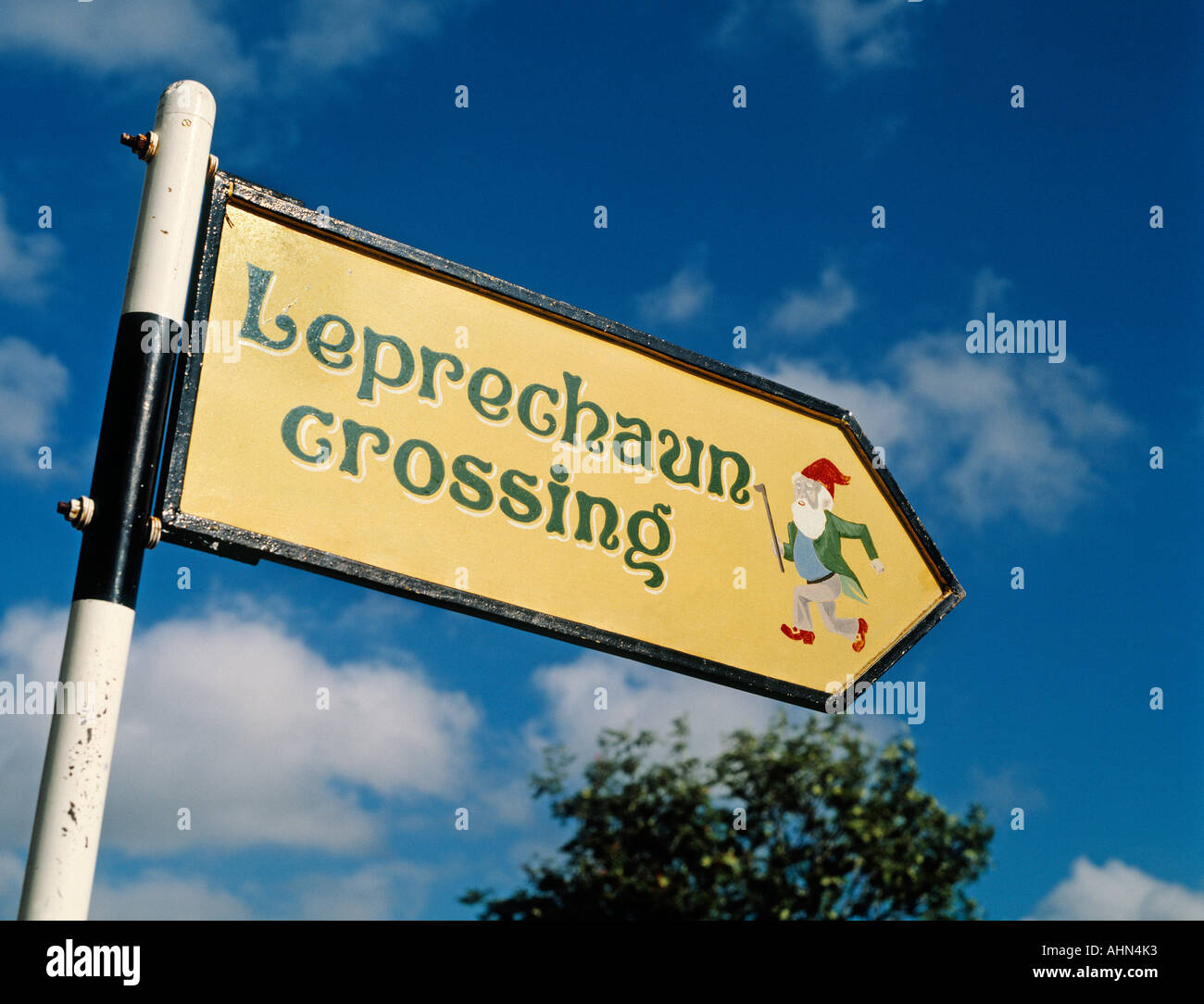 Parco Nazionale di Killarney, nella contea di Kerry, Repubblica di Irlanda. Cartello Leprechaun Crossing. Foto Stock