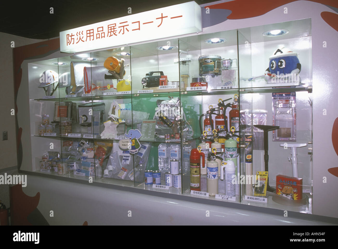 Le attrezzature di emergenza in vendita presso il Tokyo vigili del fuoco sede Foto Stock