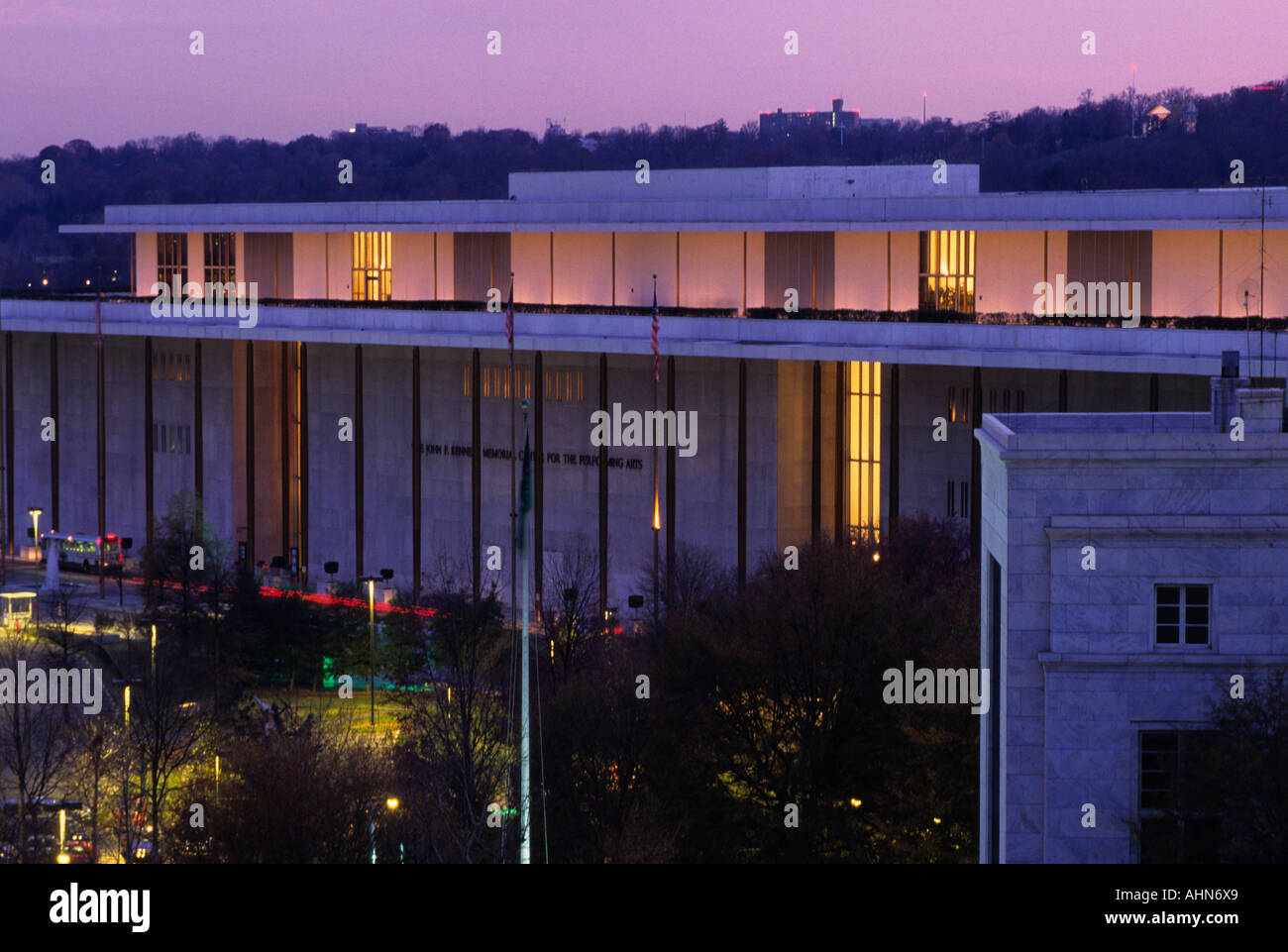 Stati Uniti Washington DC il John F Kennedy Center for the Performing Arts al crepuscolo Architetto Edward Durell Stone Foto Stock