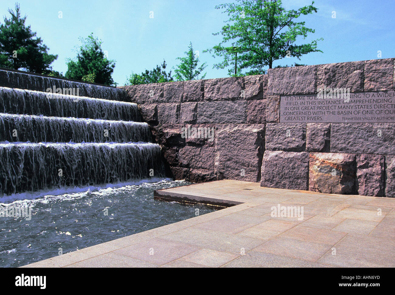 Stati Uniti Washington DC il Franklin Delano Roosevelt Memorial cascata Foto Stock