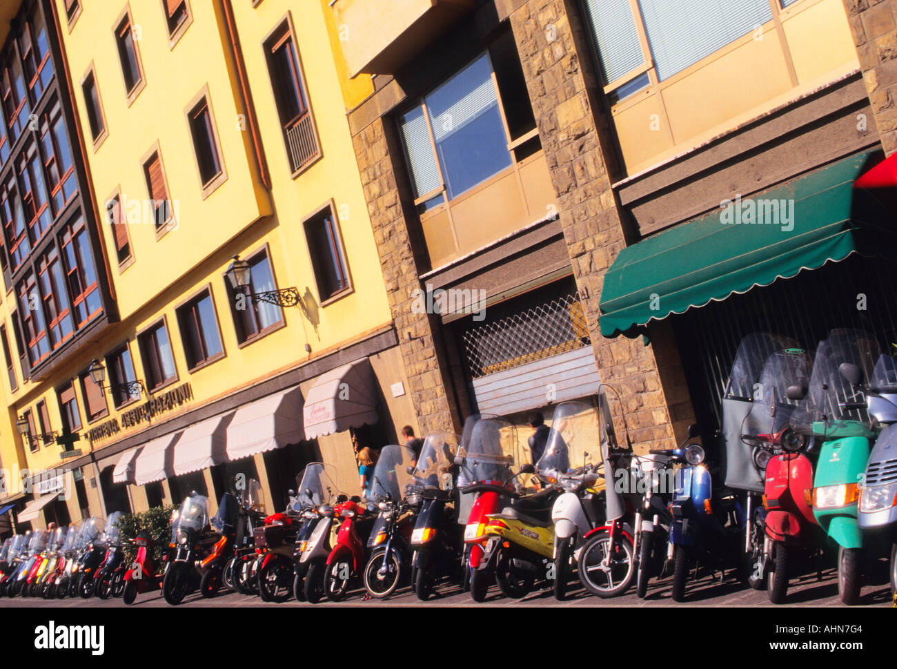 Italia Firenze Toscana motociclette parcheggiate di fila su una strada durante l'ora di pranzo in Europa Foto Stock