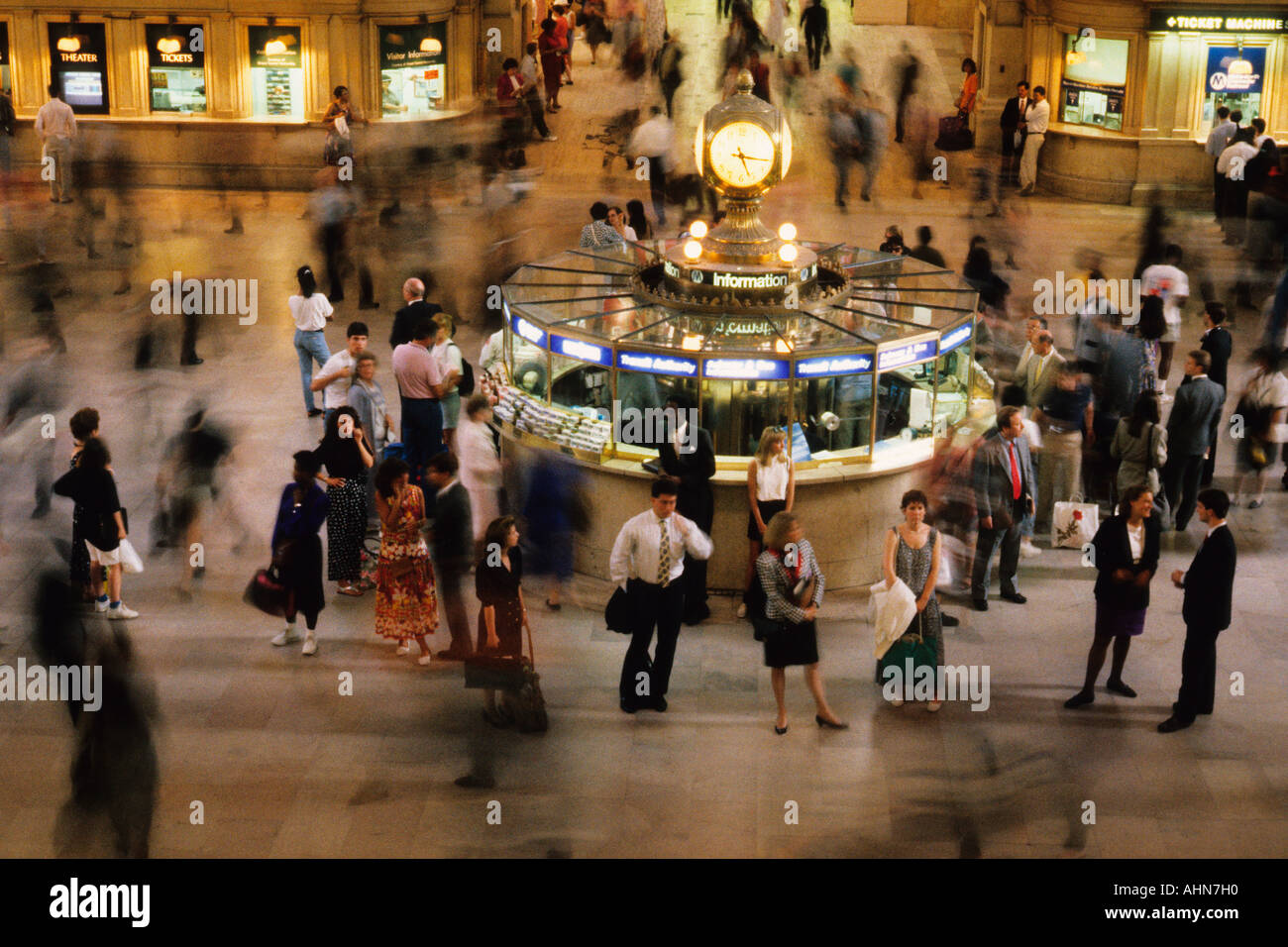 Grand Central Station Terminal Building Grand Concourse. Folla di ore di punta. Vista dall'alto dell'orologio e dello stand informativo. New York, Stati Uniti Foto Stock