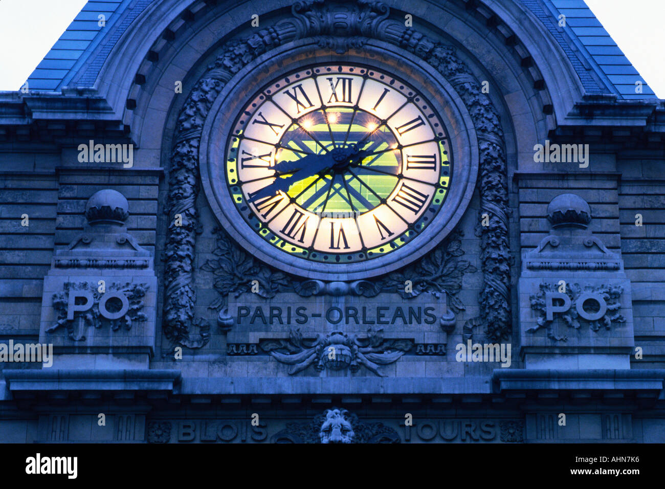 Francia Parigi esterno del Musee d'Orsay orologio di notte. Aperto nel 1900 come Gare d'Orsay. Rive della Senna sito patrimonio mondiale dell'UNESCO. Belle Epoque Foto Stock