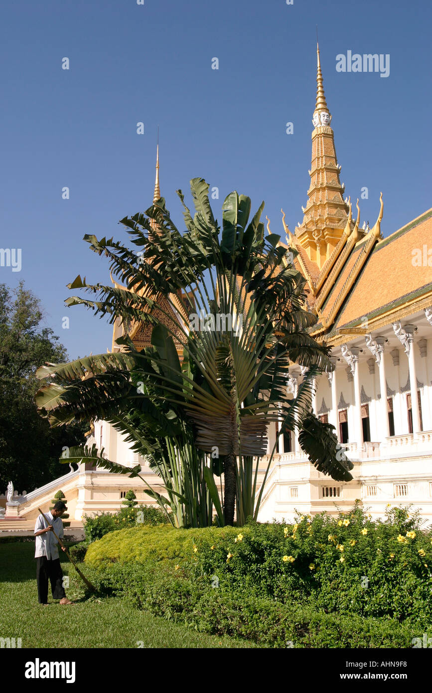 I viaggiatori Palm al di fuori del Palazzo Reale trono Hall. Phnom Penh Cambogia Foto Stock