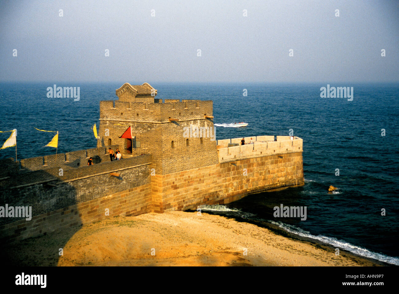 La grande parete incontra il mare Bohai al vecchio la Testa del Dragone (laos tou lungo) che è stato ricostruito nel 1992 Foto Stock