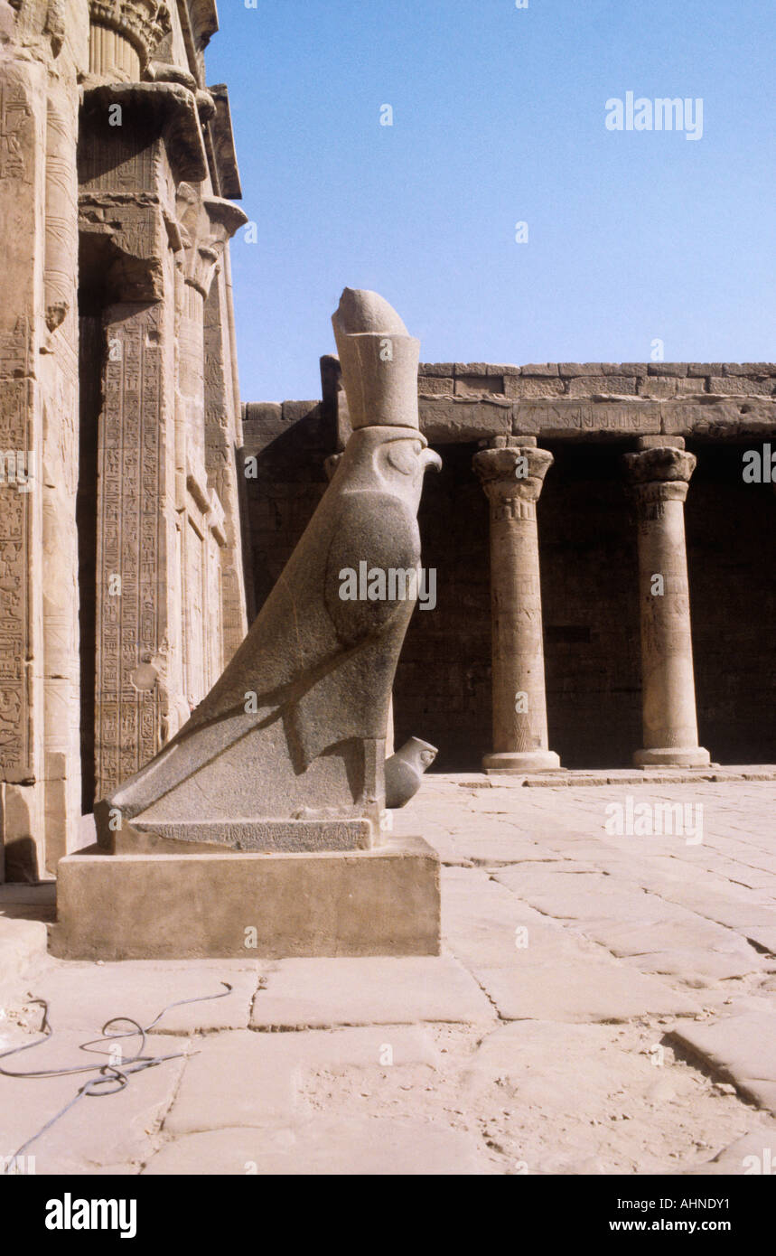 Egitto, di Edfu, il Tempio di Horus, il protettore di Osiride, il falco Dio Foto Stock