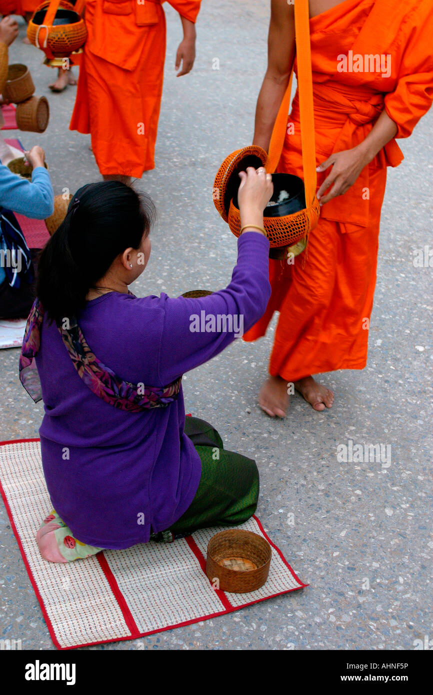 Laos Luang Prabang religione monaci su mattina alms round Foto Stock