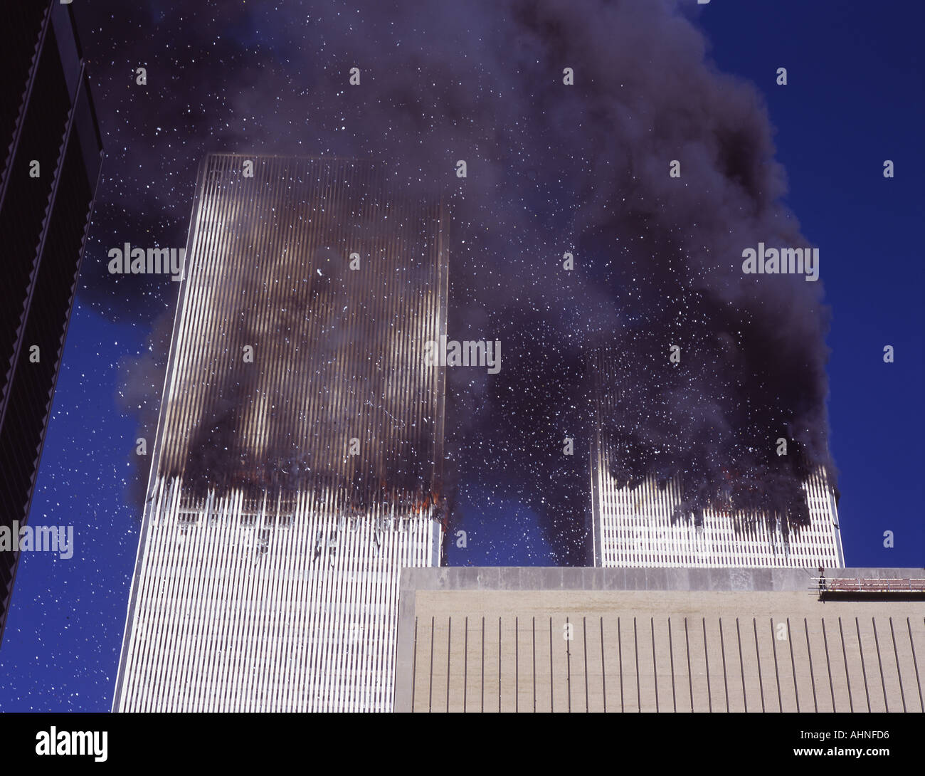 Il 11 settembre 2001 la bruciatura del World Trade Center edifici come visto dal lato est di Manhattan Foto Stock