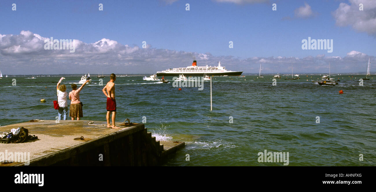 Regno Unito Isola di Wight Cowes due donne sventolano fuori il QE2 Foto Stock