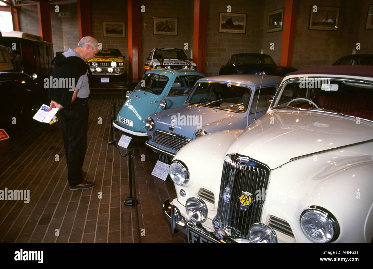 Regno Unito Hampshire Beaulieu National Motor Museum Sunbeam Talbot Austin mini e auto di bolle Foto Stock