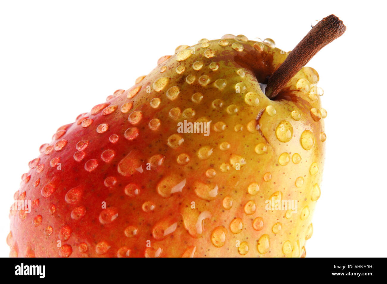 Rosso Giallo pera con acqua goccia su bianco Foto Stock