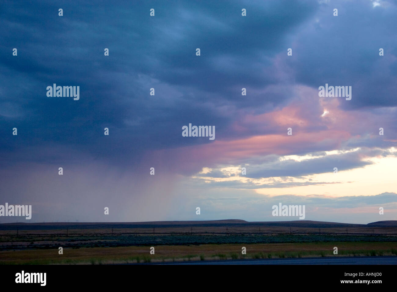 Pioggia che cade dalle nuvole nel deserto a est di Boise Idaho Foto Stock