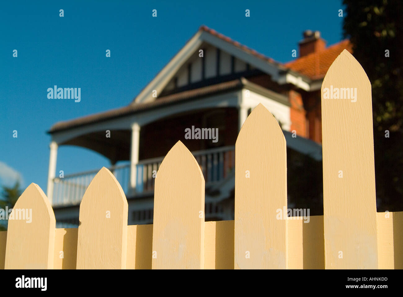 Vecchia casa dietro nuovi Picket Fence Foto Stock