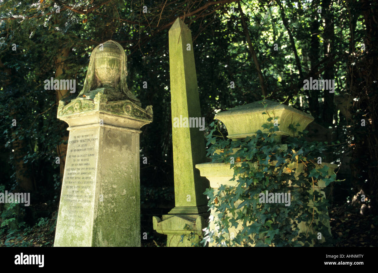 Tombe nel cimitero di Highgate, Londra Foto Stock