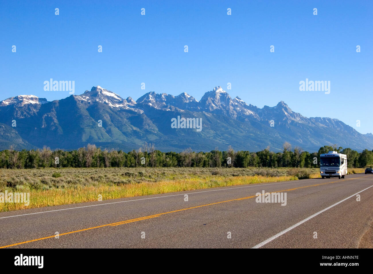 Vista la mattina di Teton Mountains in Grand Teton National Park Wyoming con un motorhome sulla strada Foto Stock