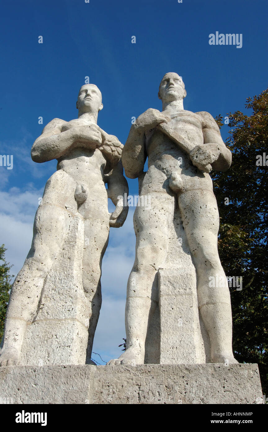 Dell'epoca nazista statue a Stadio Olimpico di Berlino Foto Stock