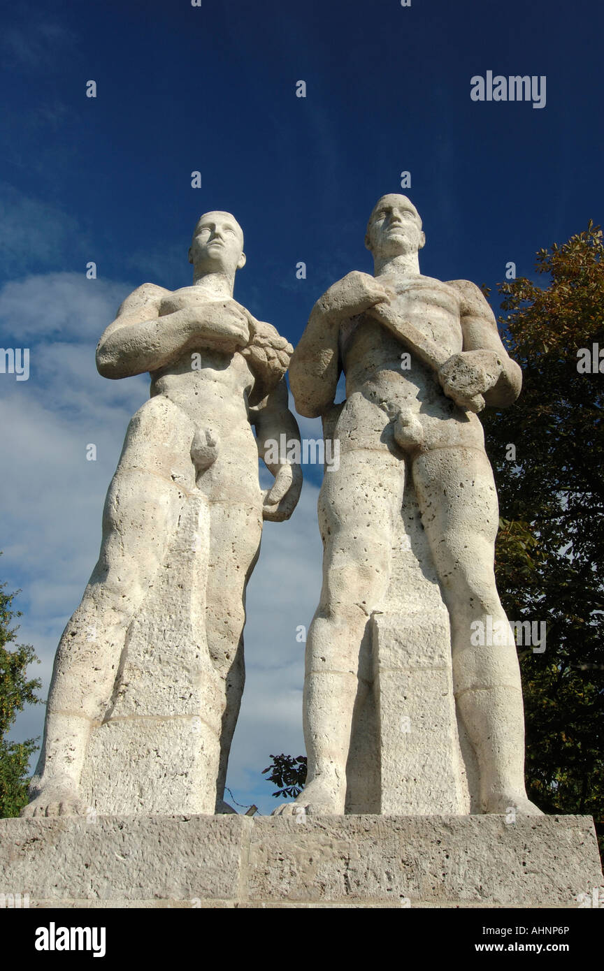 Dell'epoca nazista statue a Stadio Olimpico di Berlino Foto Stock