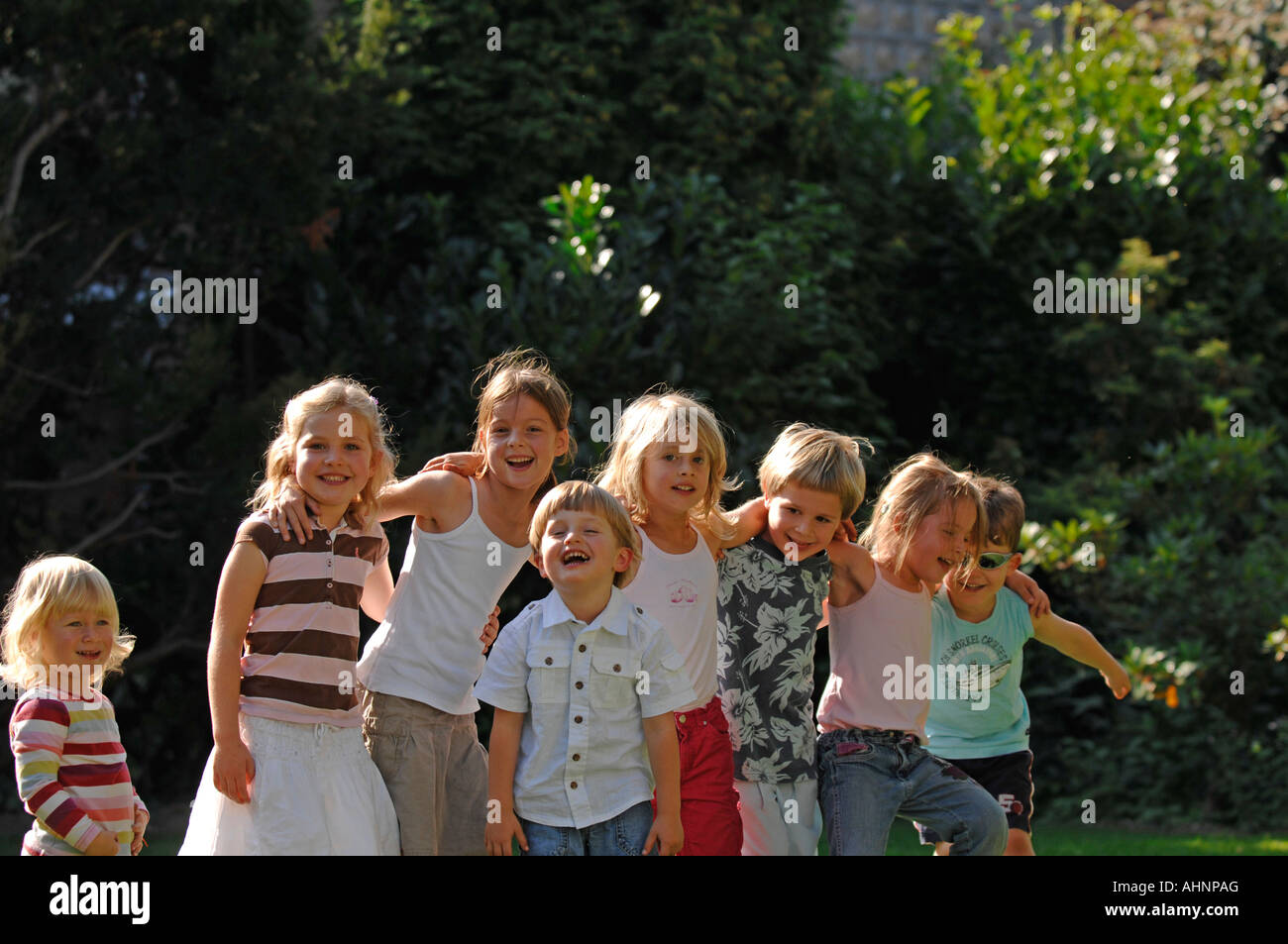 Bambini che giocano in giardino Foto Stock