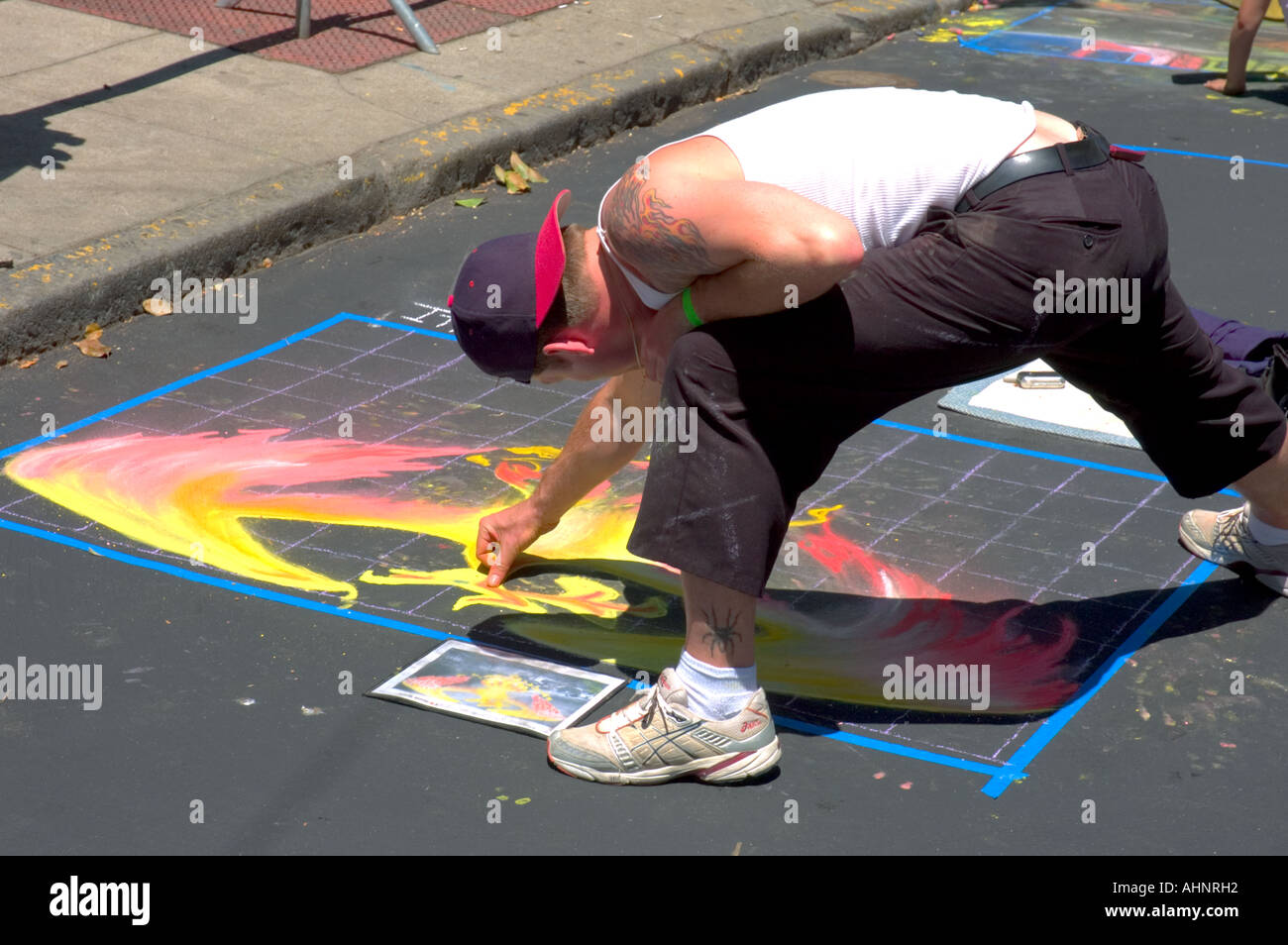 L'artista di strada utilizzando Chalk Foto Stock