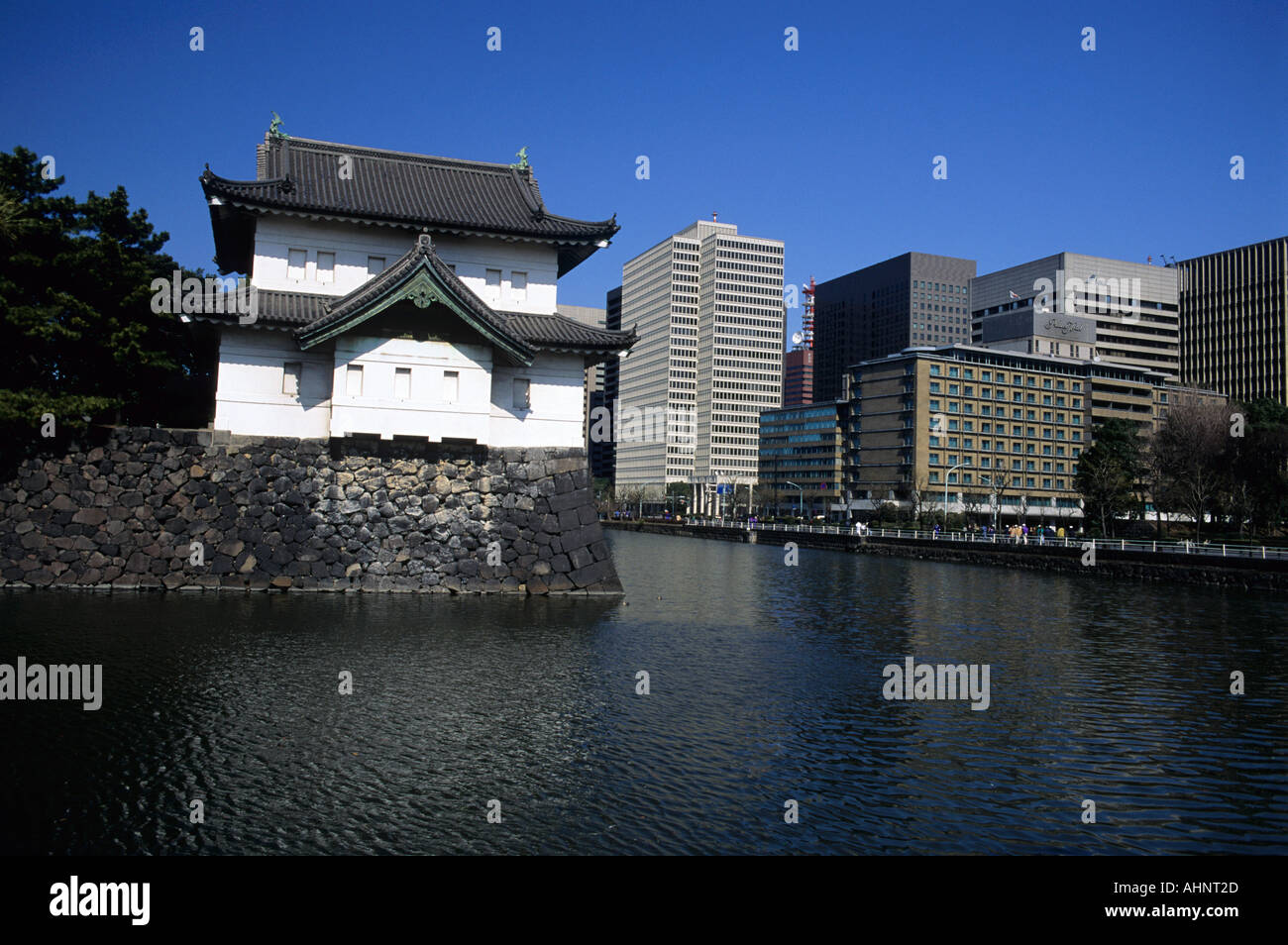 Palazzo Imperiale e gli edifici moderni a Tokyo Giappone Foto Stock