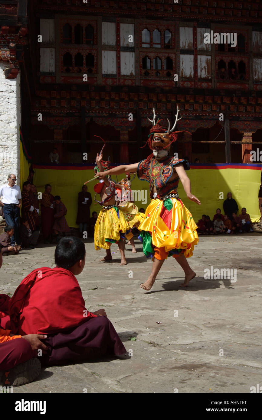 Bambino monaci presso il Tangbi Mani Tsechu (festival), Bumthang, Bhutan Foto Stock