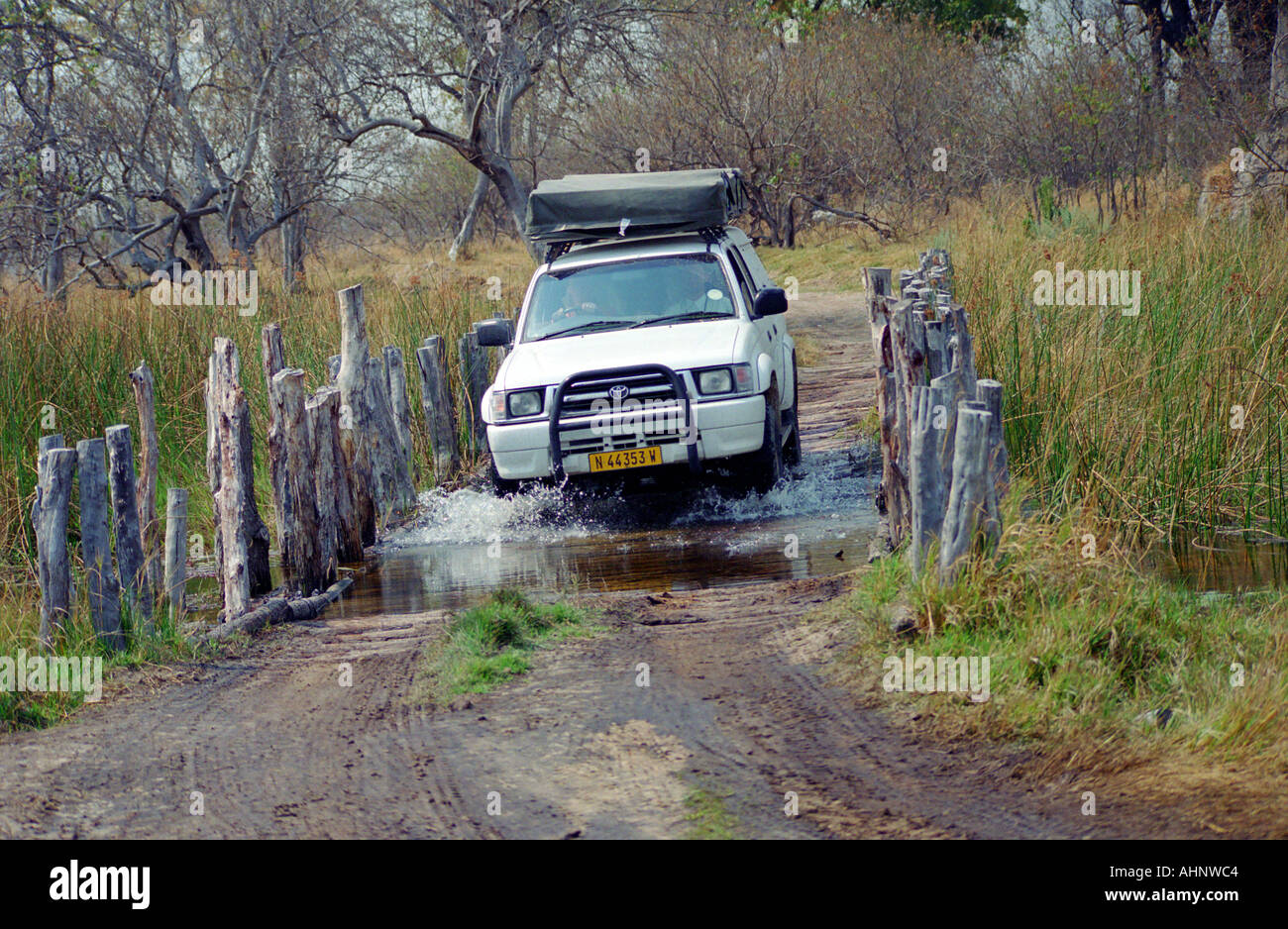 Auto fuoristrada 4x4 in Botswana strada sopra pericolo ponte di legno Foto Stock