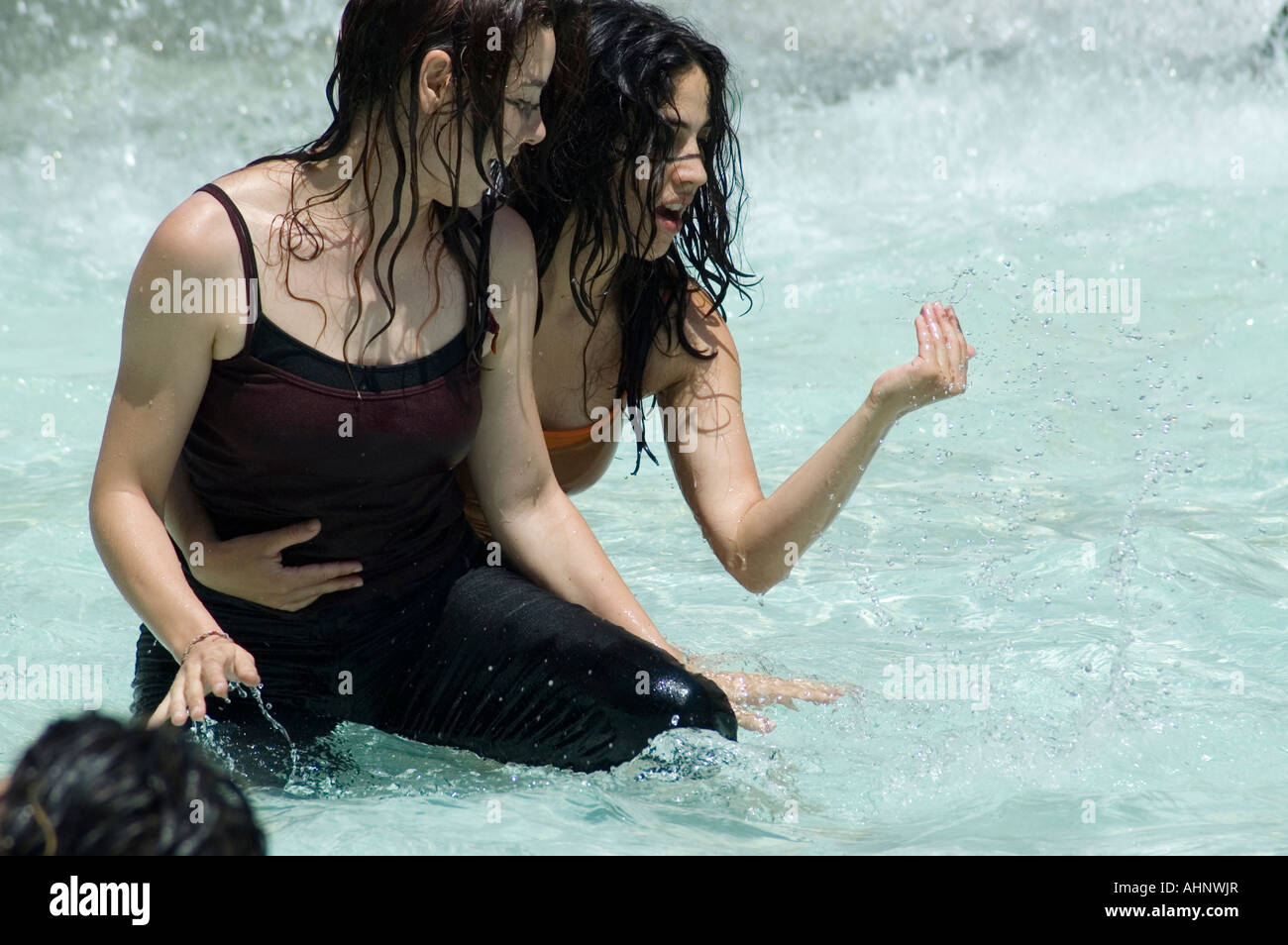 Danzatrici in una street festival della danza contemporanea. Plaza del Pilar di Saragozza in Aragona, Spagna. Foto Stock