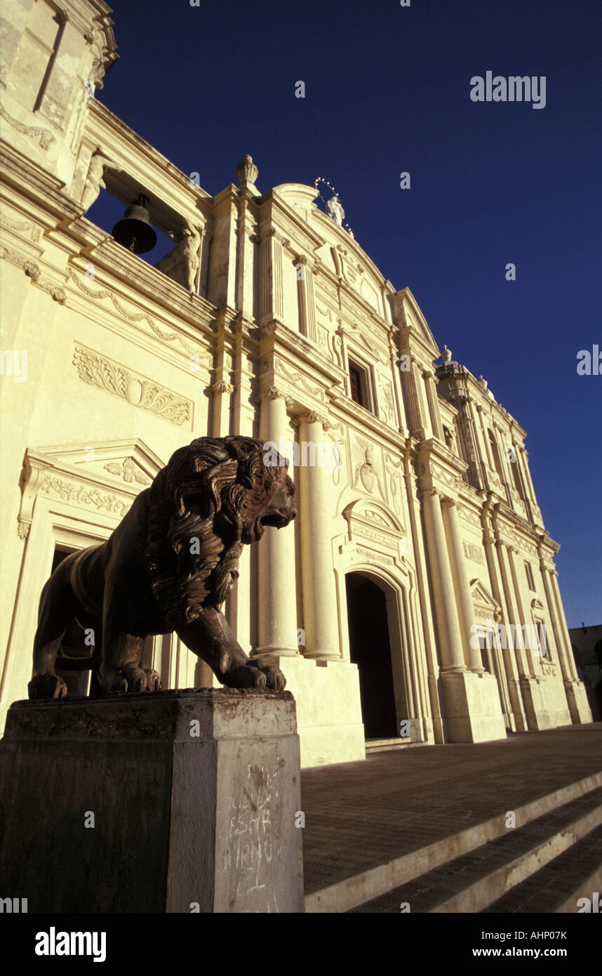 Lion statua di fronte alla Cattedrale di León o Catedral de Leon, Nicaragua Foto Stock