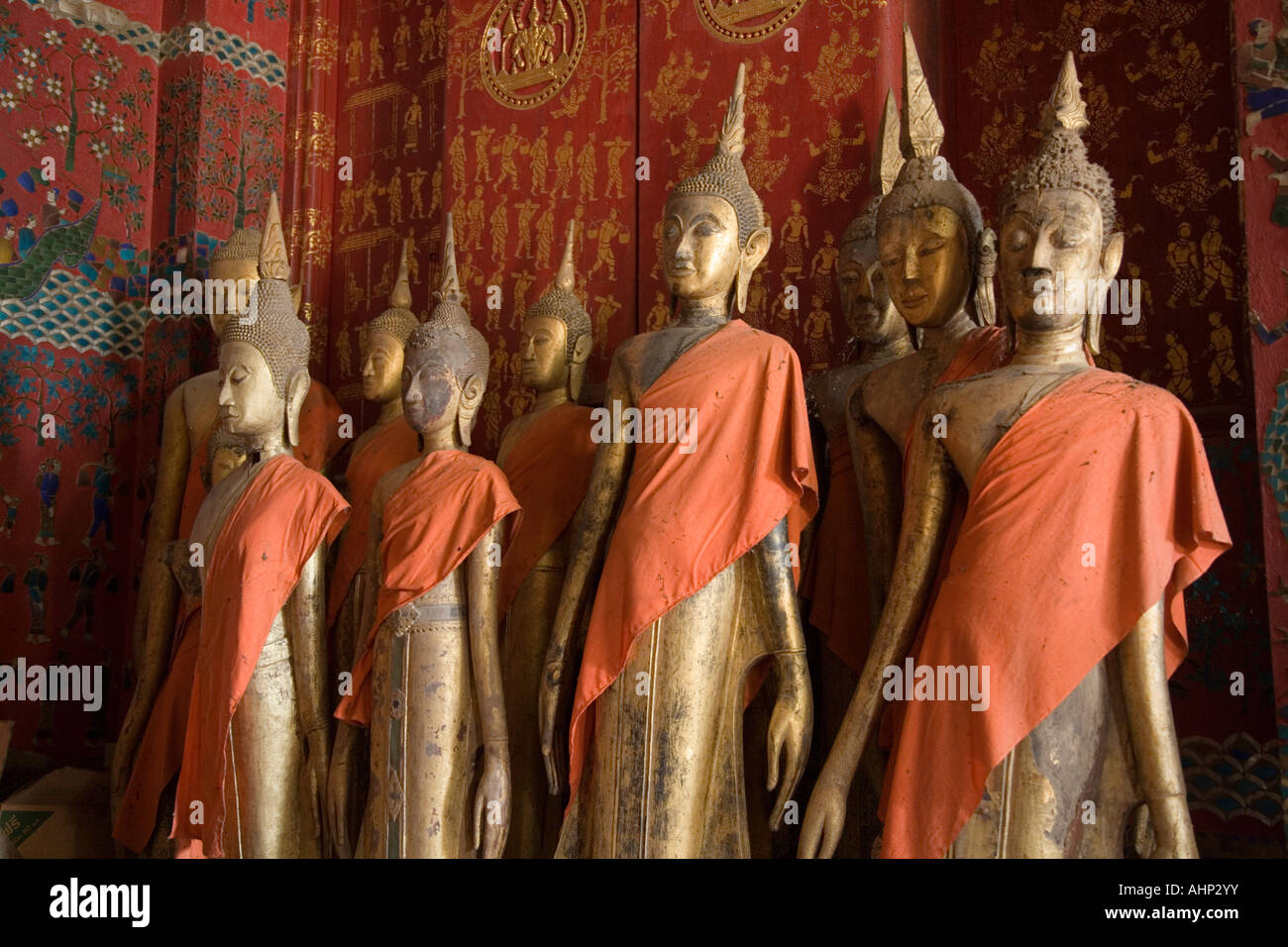 Memorizzati statue di Buddha nel tempio funerario di Xieng Thong tempio in Luang Prabang Laos dove funerario regale carrello viene mantenuta Foto Stock