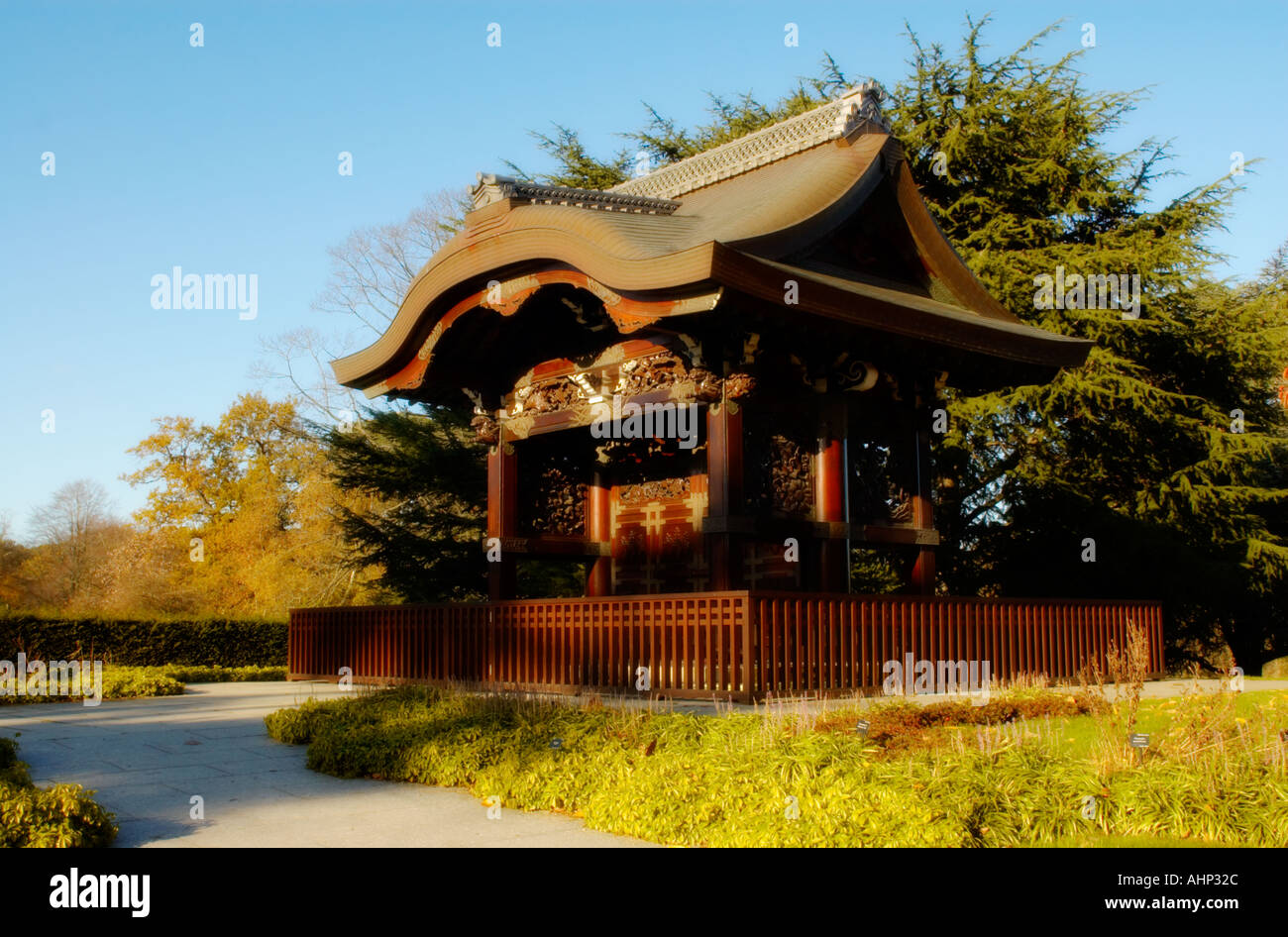 Japanese gateway di imperiale messenger a kew gardens Chokushi Mon luce soffusa Foto Stock