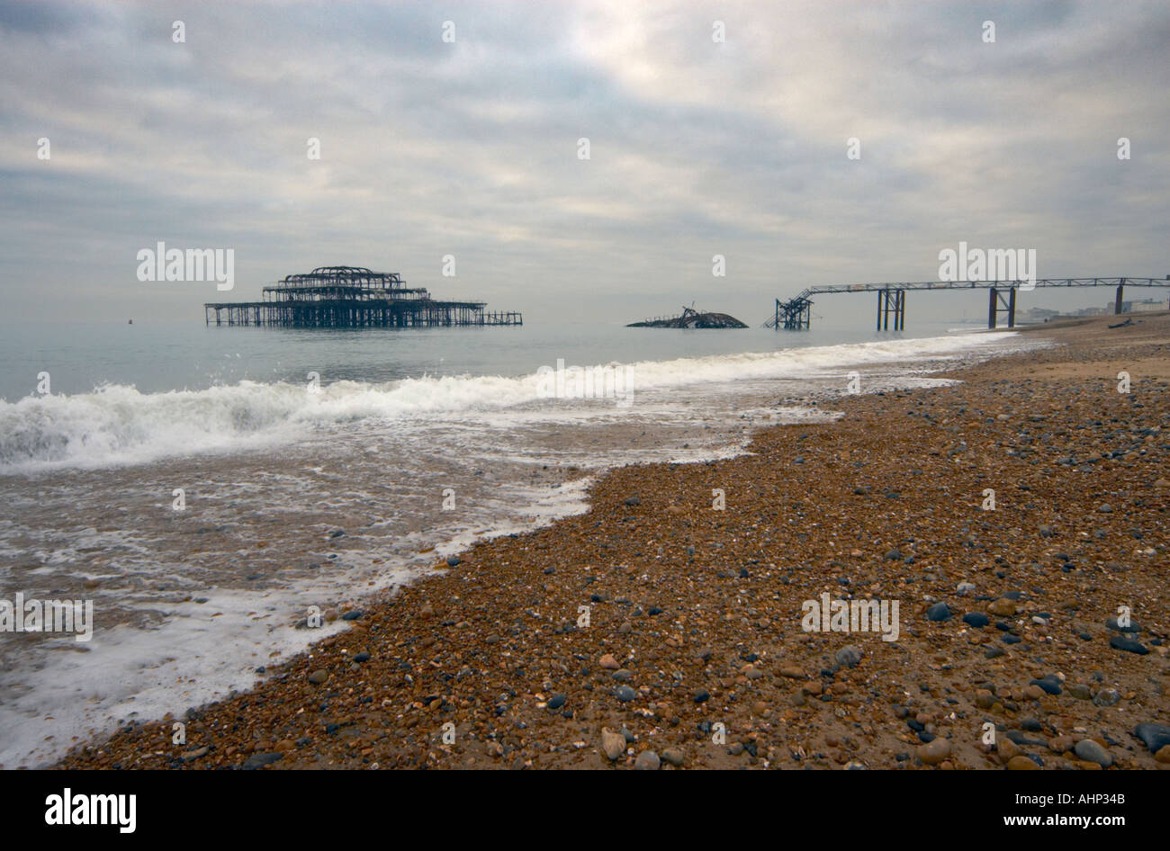 Vista di bruciato Molo Ovest di Brighton Beach Foto Stock
