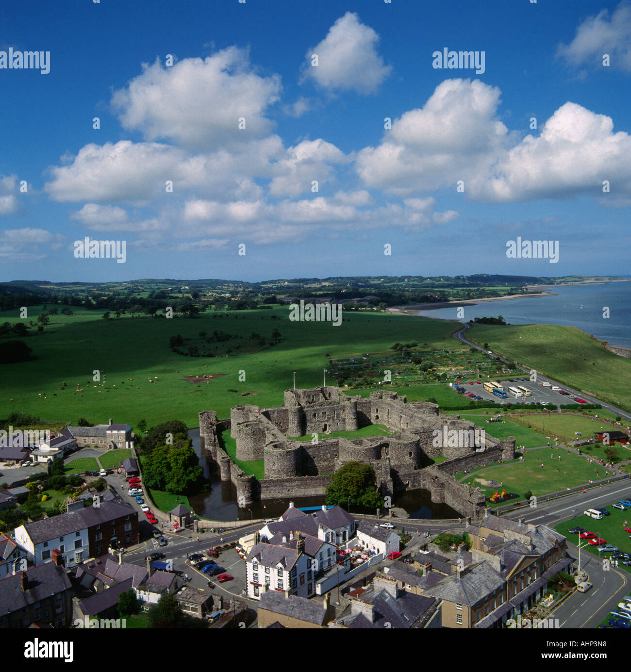 Beaumaris Castle Anglesey nel Galles vista aerea Foto Stock