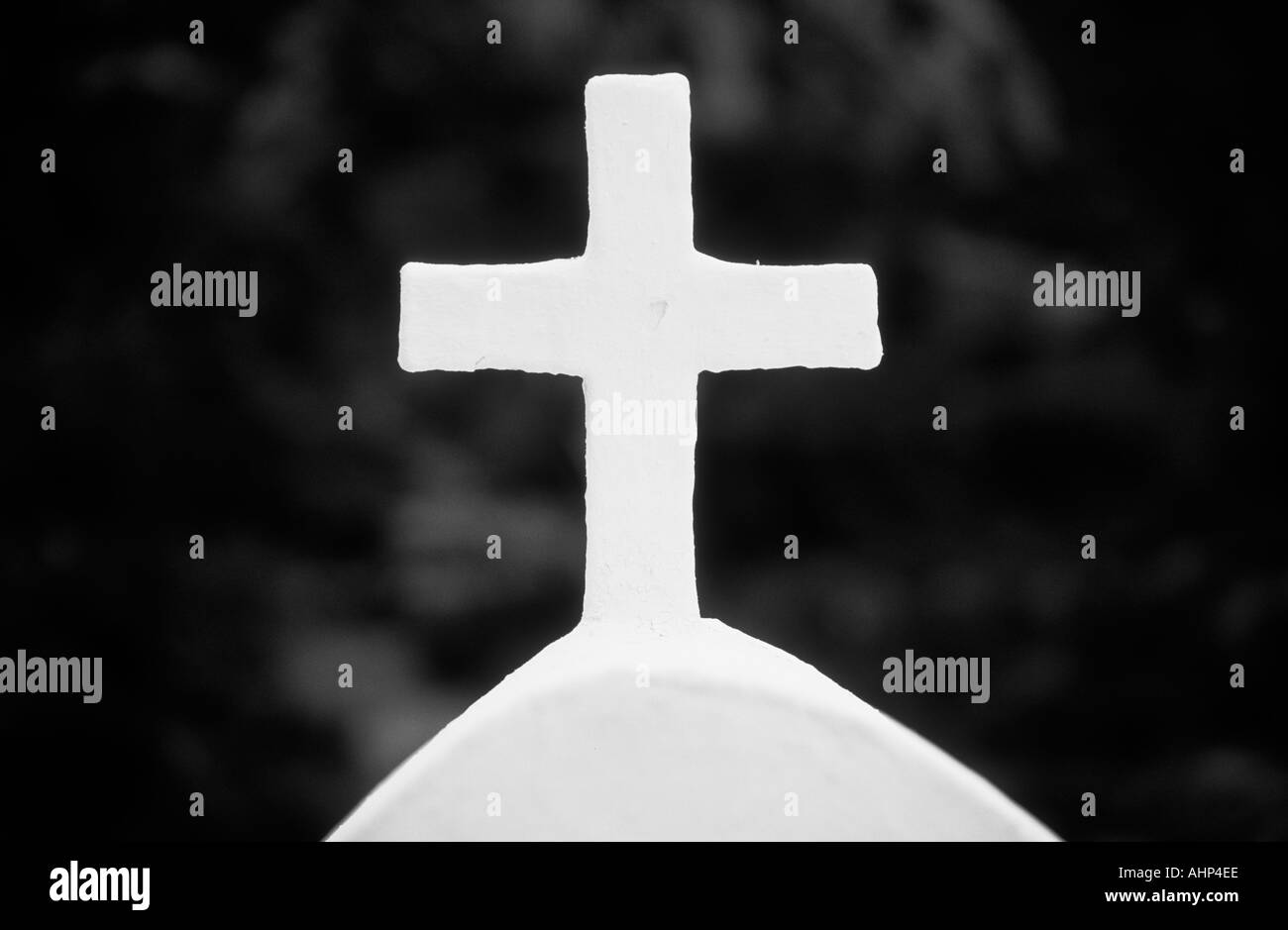 La croce bianca in chiesa greca Exo Mouliana Creta Grecia UE Europa eye35.com monocromatica Foto Stock