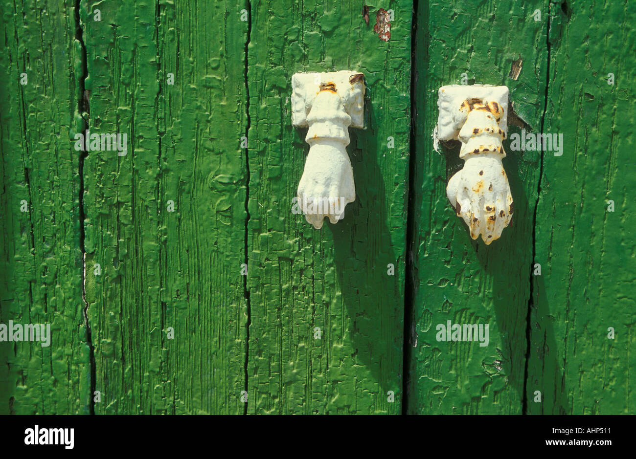 Due mani bianche come battenti su una porta verde Portimao Algarve Portogallo EU Europe Foto Stock