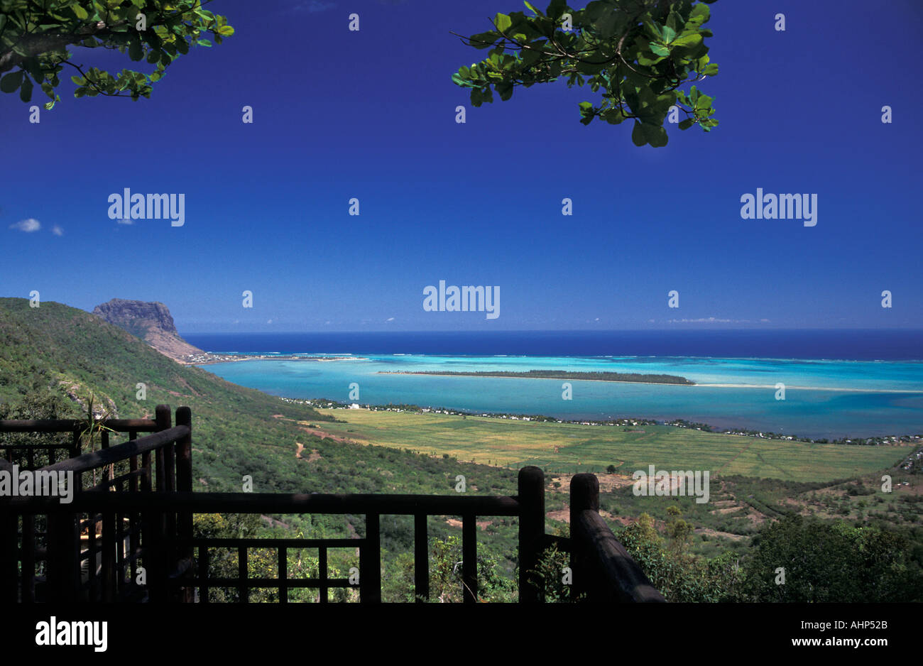 Vista spettacolare dal balcone del mare al largo della costa di Mauritius Oceano Indiano Foto Stock