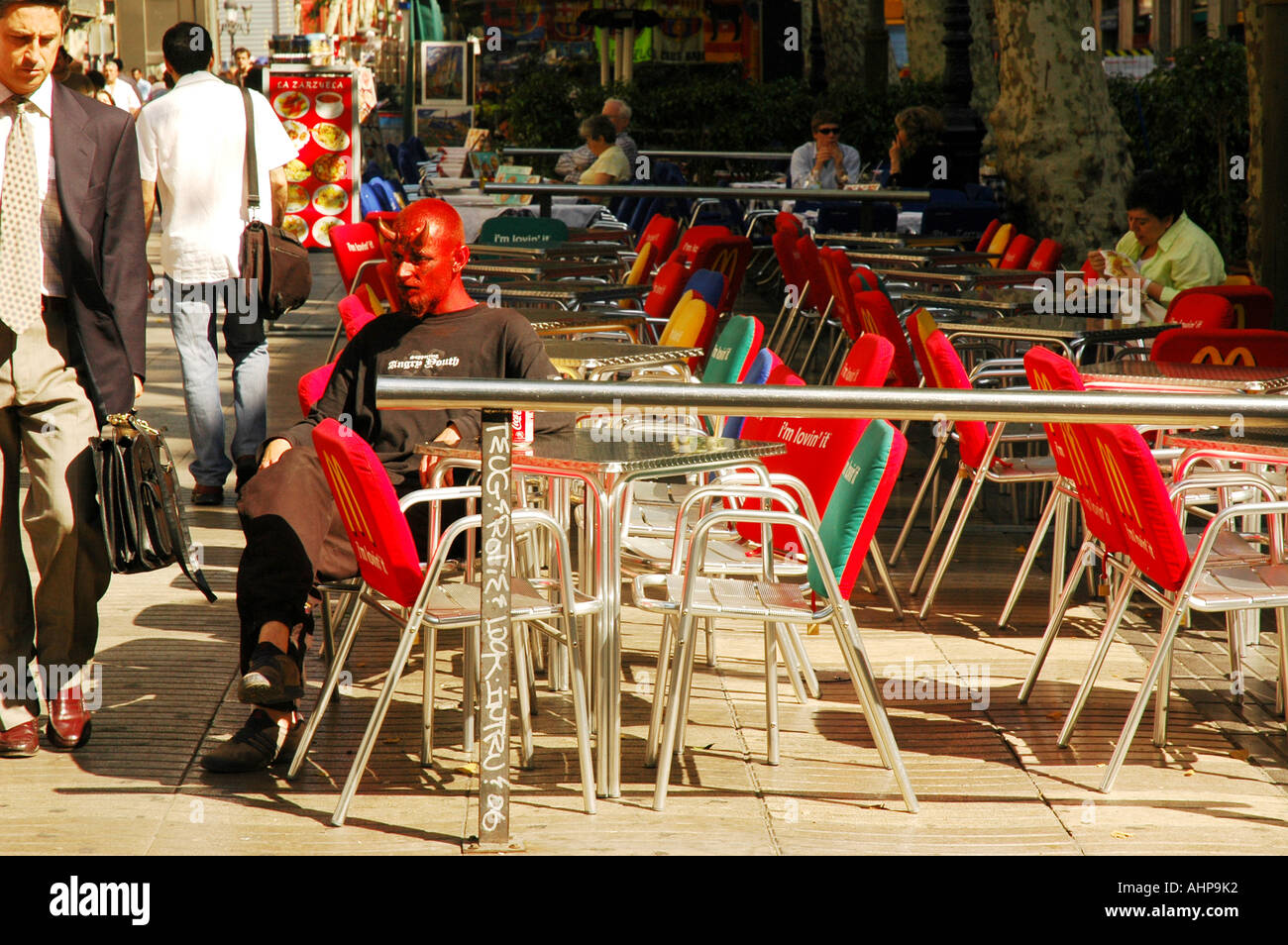 Le prestazioni di un artista, fatta a guardare come il diavolo, si prende una pausa caffè. Barcellona, Spagna. Foto Stock