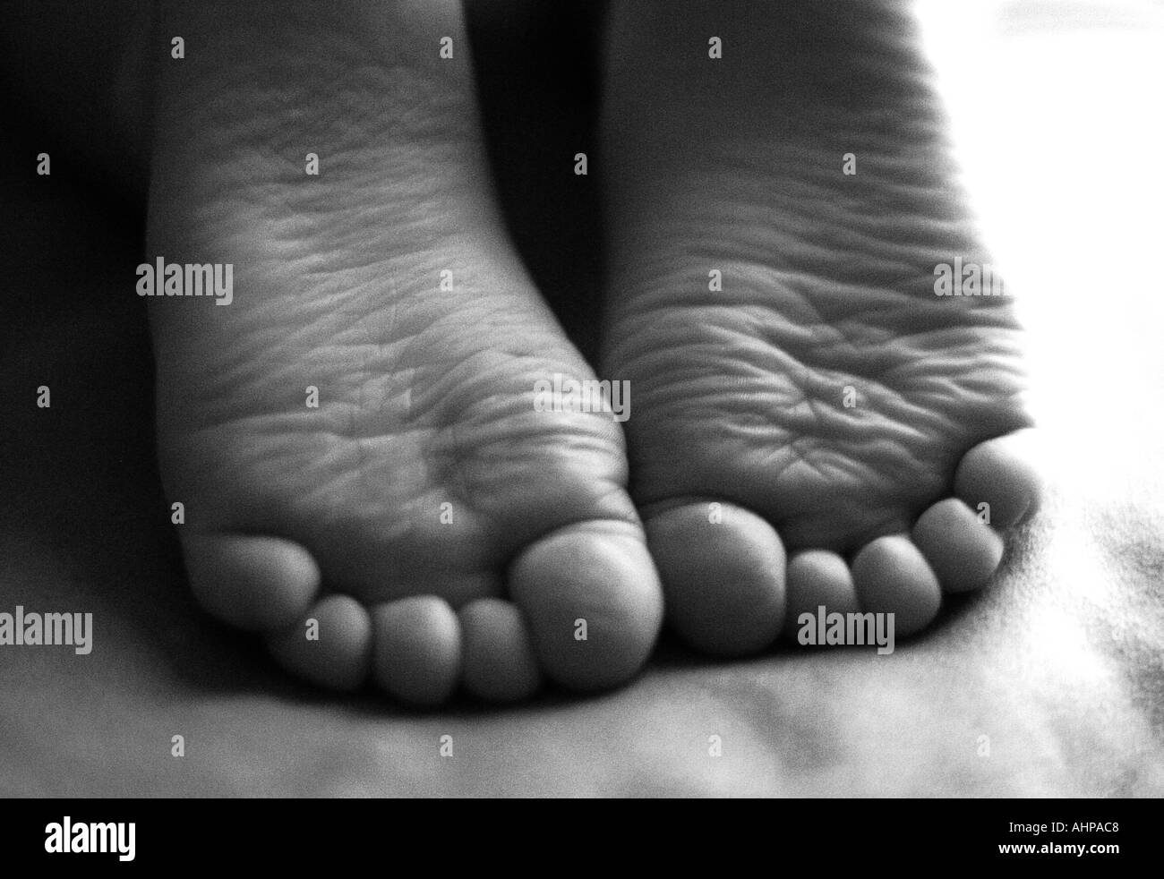 Bambino s i piedi e le dita dei piedi vista dal basso Foto Stock