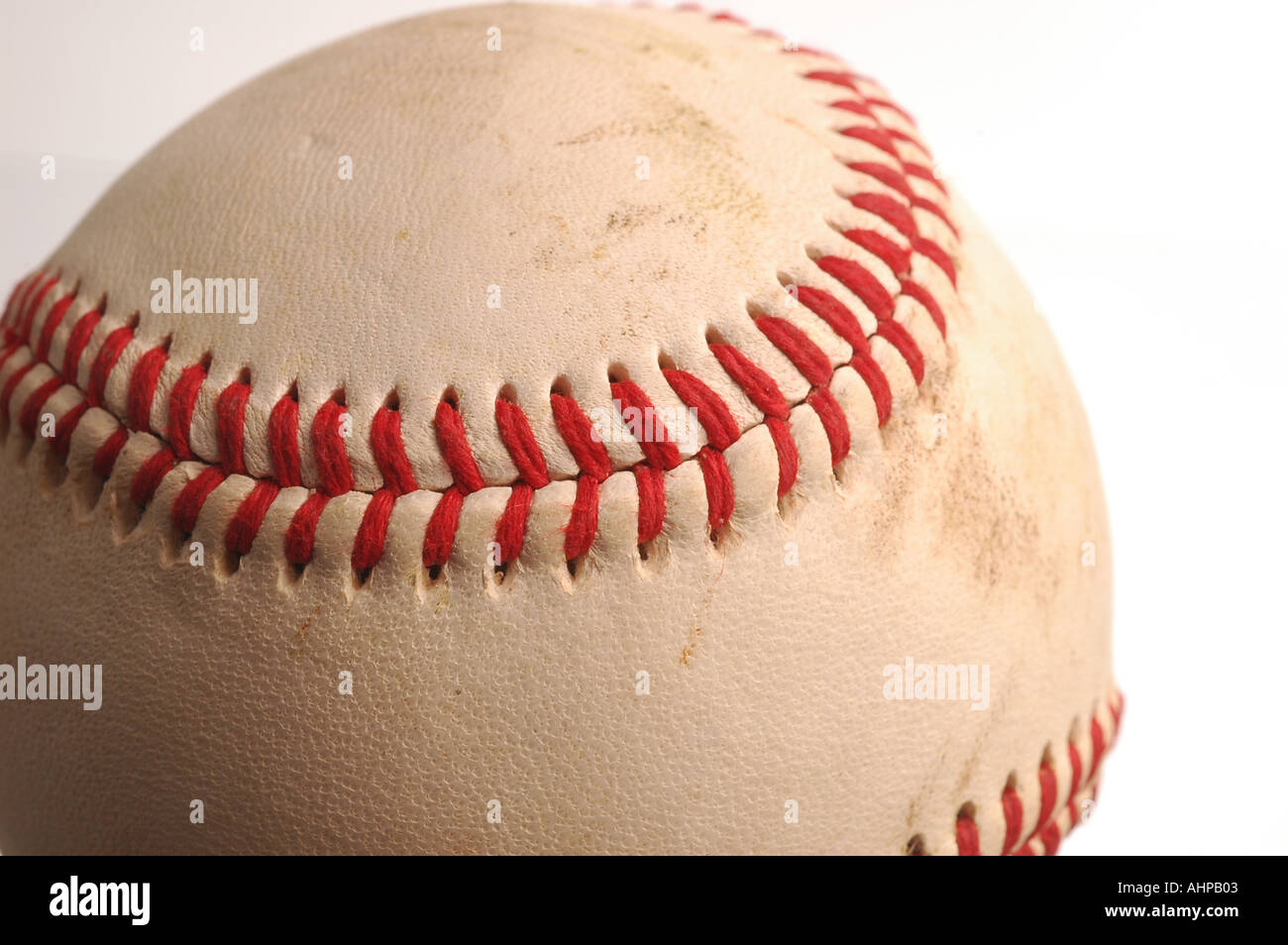 Il baseball in pelle con cuciture e sfondo bianco Foto Stock