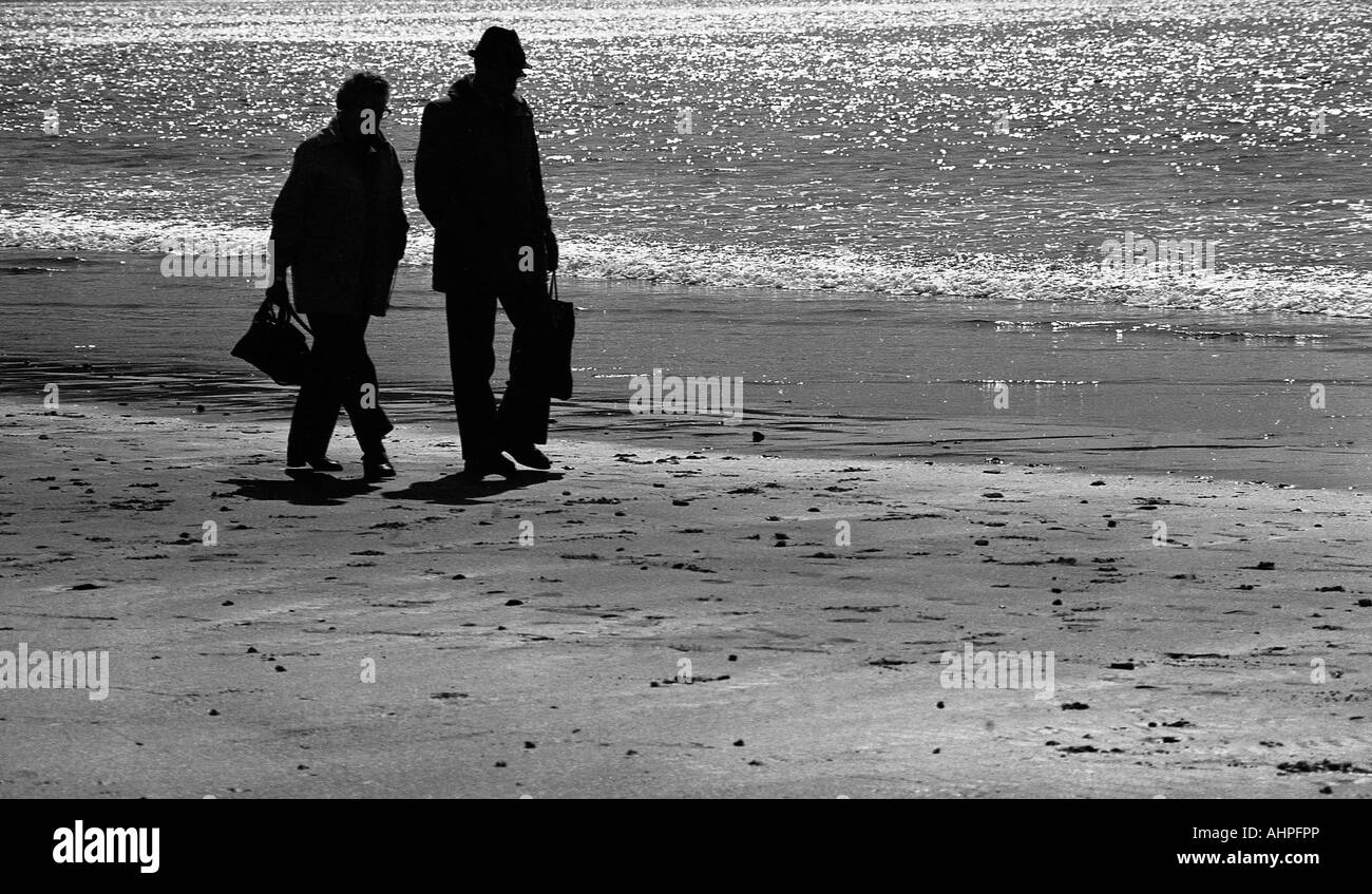 Silhouette di vecchia coppia su una spiaggia. Foto Stock