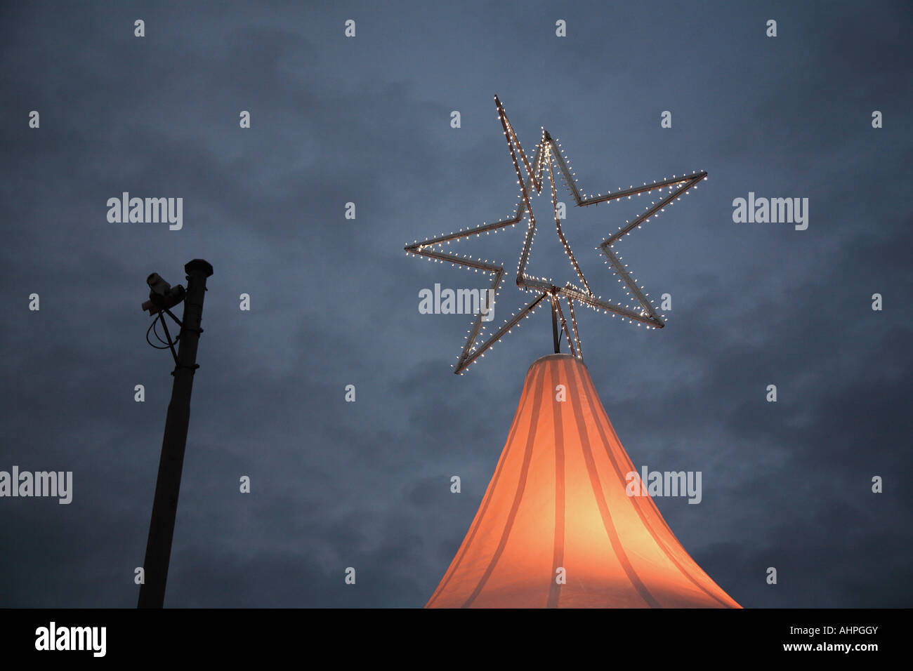 Videocamera di sorveglianza e acceso la stella di Betlemme sulla parte superiore di una tenda - Mercatino di Natale di Amburgo Germania Jungfernstieg Foto Stock