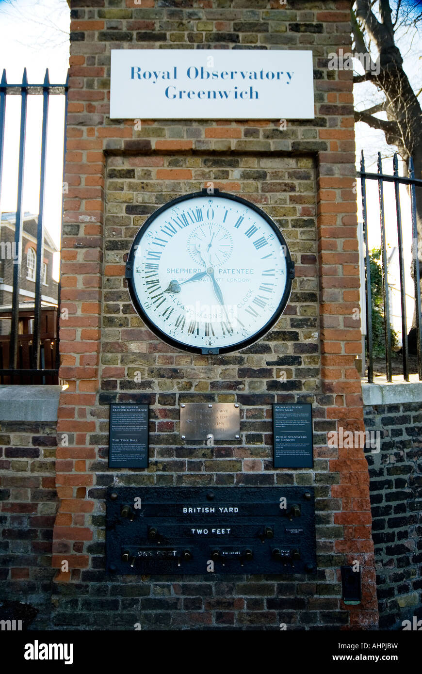 Greenwich Mean time clock, Londra Foto stock - Alamy