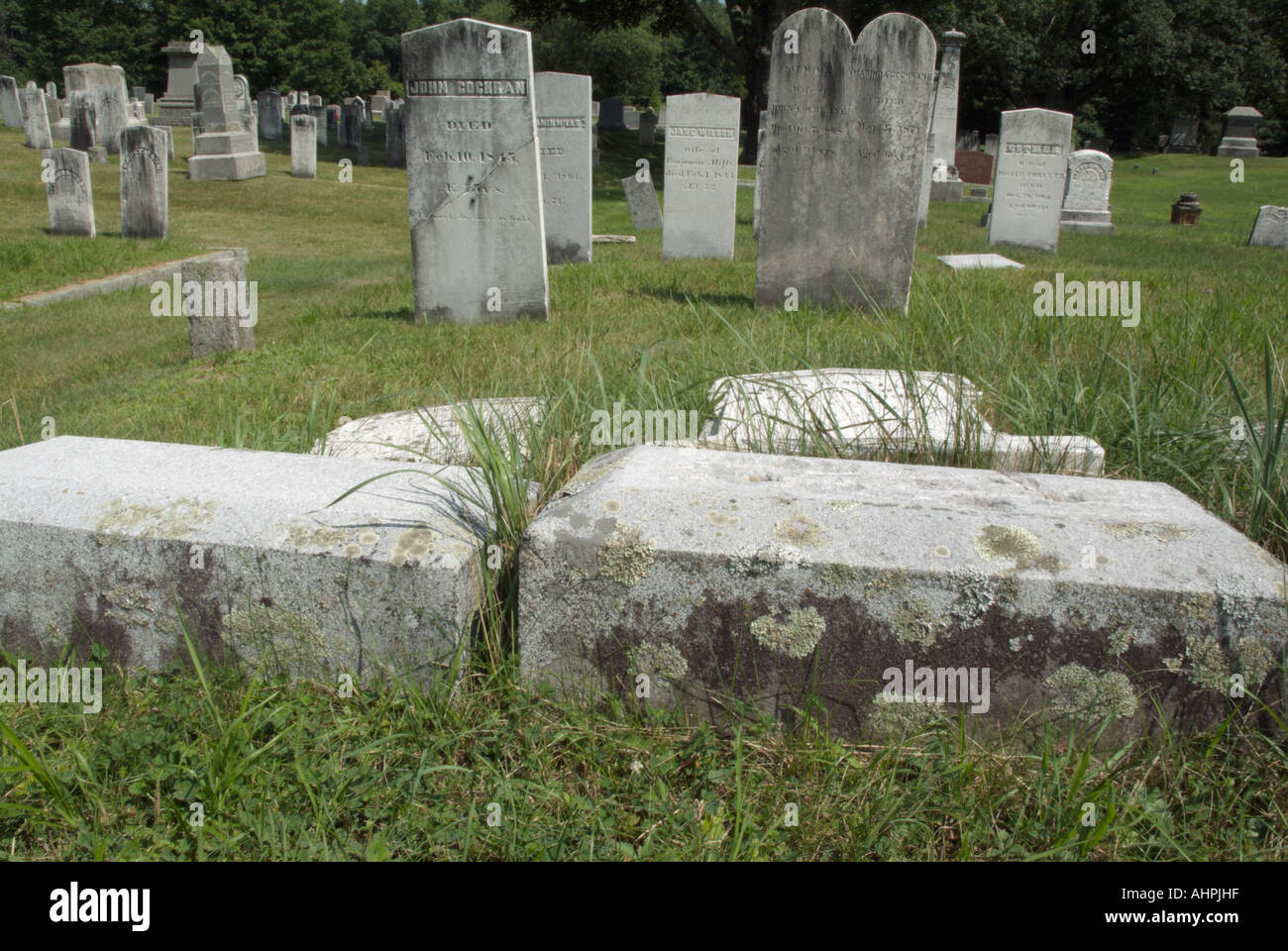 Vecchio weathered lapidi a Chester cimitero del villaggio che è in scenic New England Foto Stock