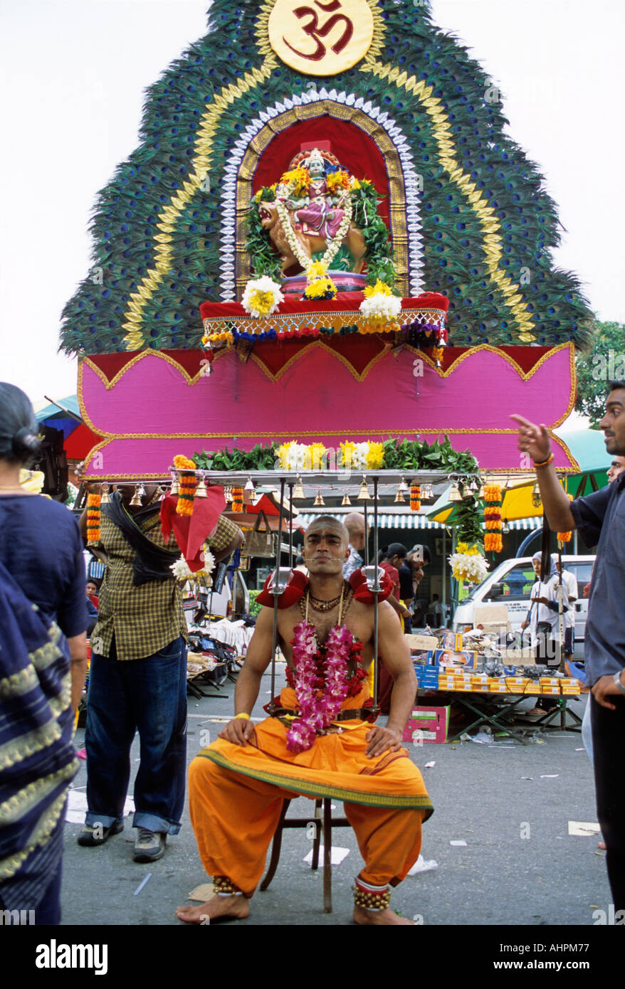 Thaipusam devoto portante un kavadi e poggiante su una sedia vicino Grotte Batu Kuala Lumpur in Malesia a sud est asiatico Foto Stock